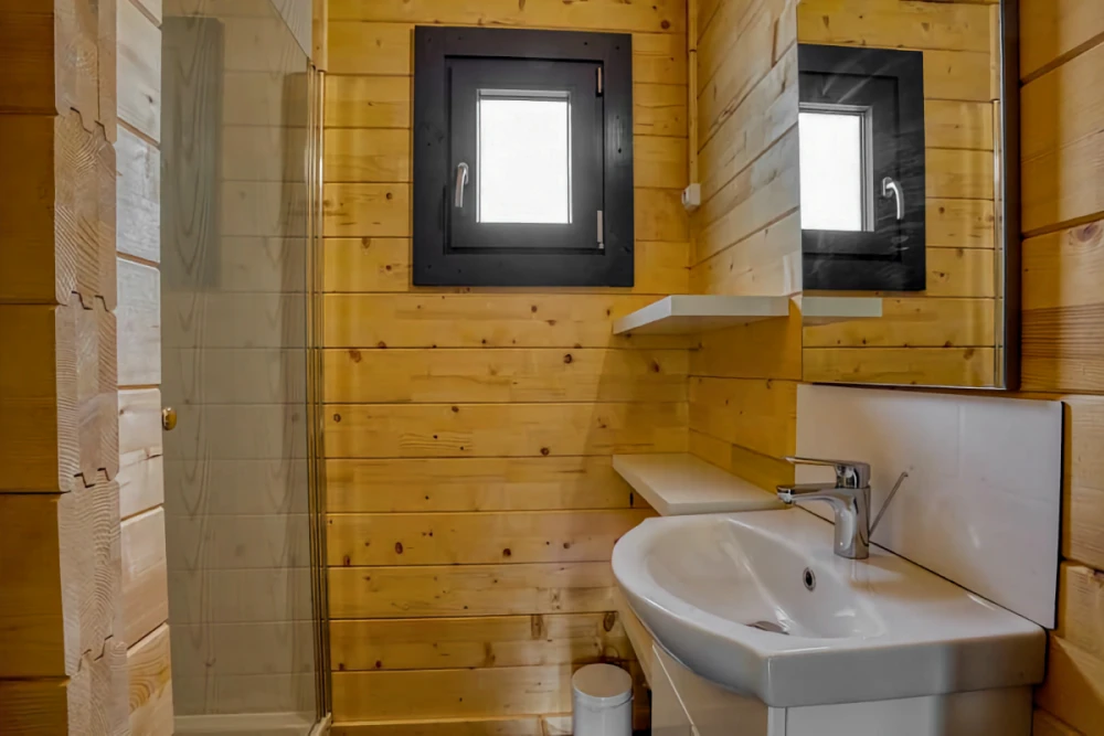 Salle de douche du chalet Montignac pour 5 personnes à la Truffière Village de gîtes