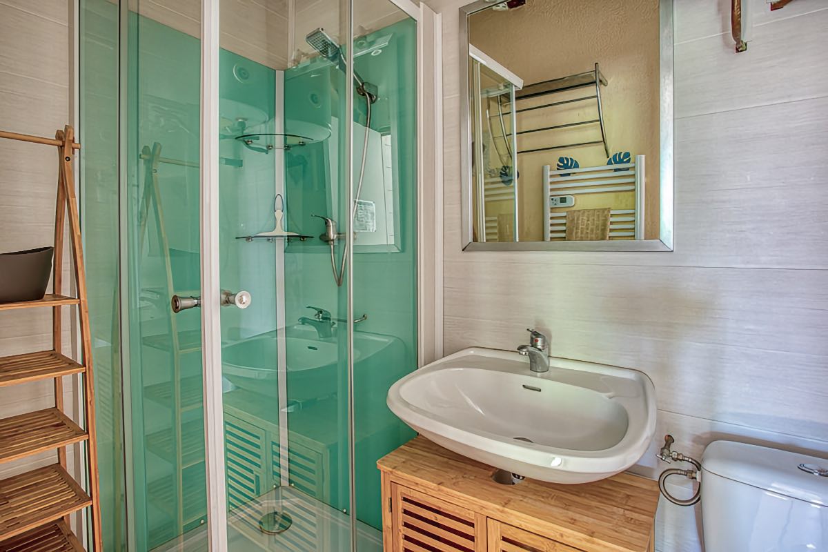 Salle de douche du Gîte Castelnaud pour 5 personnes à la Truffière Village de gîtes